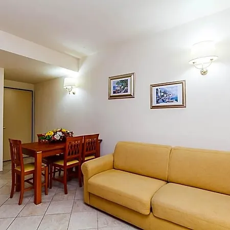 Aparthotel Regina Elena 3*